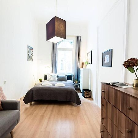 Cosy And Central Apartment With 4 Bedrooms And A/C Budapest Exteriör bild