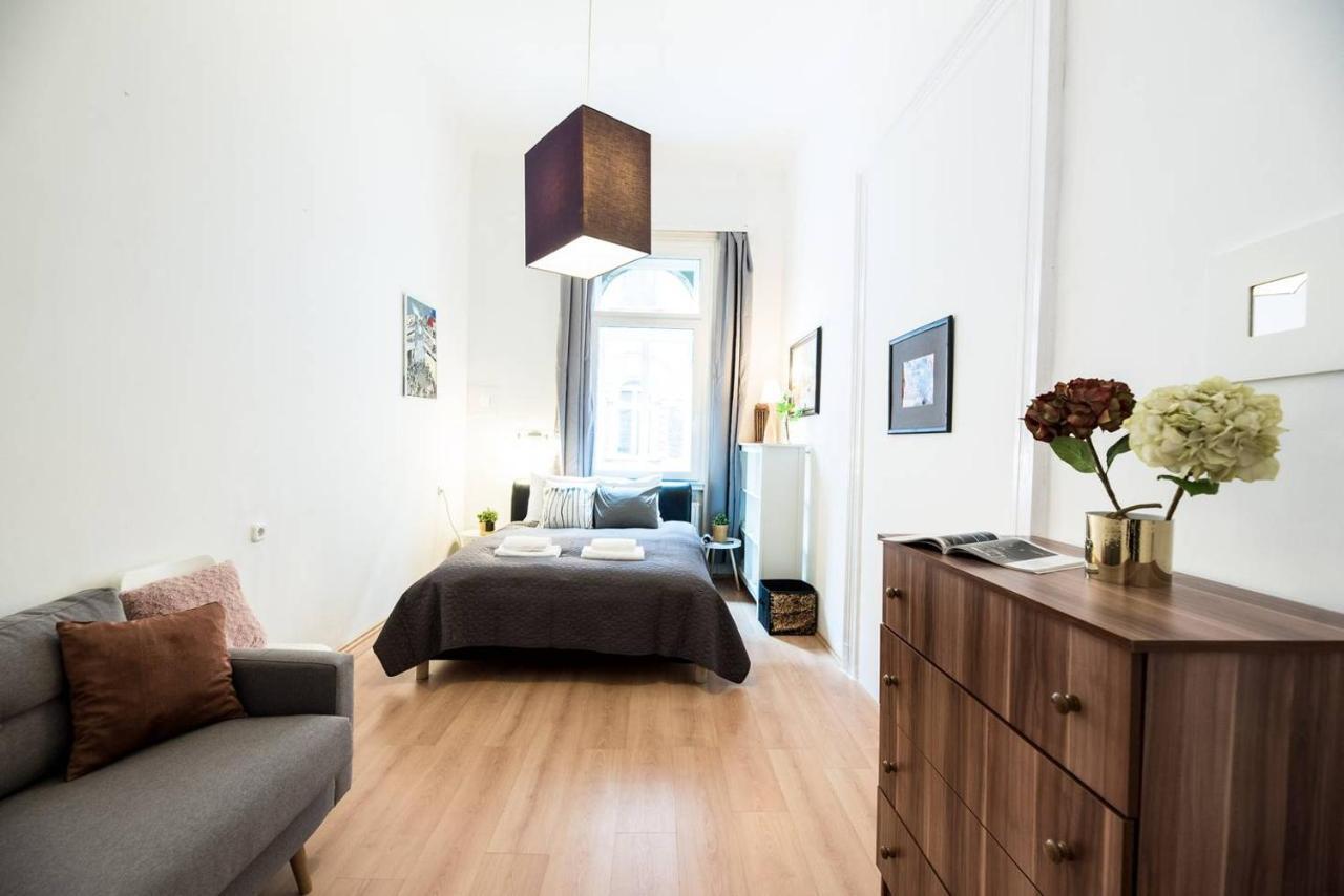 Cosy And Central Apartment With 4 Bedrooms And A/C Budapest Exteriör bild