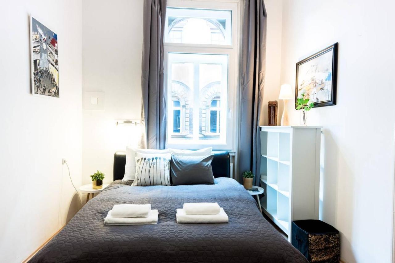 Cosy And Central Apartment With 4 Bedrooms And A/C Budapest Exteriör bild