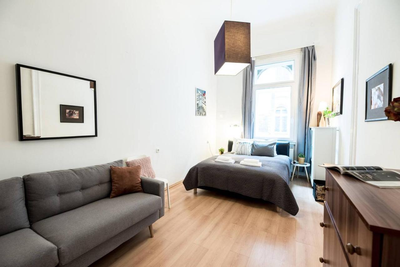 Cosy And Central Apartment With 4 Bedrooms And A/C Budapest Exteriör bild