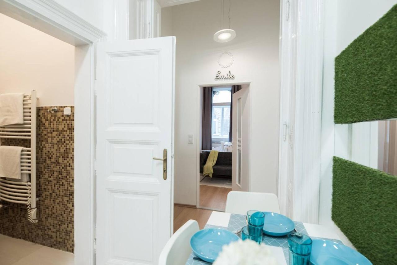 Cosy And Central Apartment With 4 Bedrooms And A/C Budapest Exteriör bild