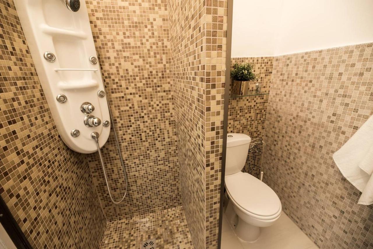 Cosy And Central Apartment With 4 Bedrooms And A/C Budapest Exteriör bild